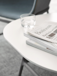 detail van een tafel met daarop krantenBregje-Nix-Concept-Styling-Interiorstyling