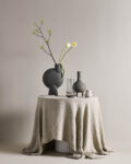 neutrale kleuren op tafel met vazen Bregje-Nix-Concept-Styling-Interiorstyling