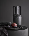 donkere vaas met fruit dat er uitspringt Bregje-Nix-Concept-Styling-Interiorstyling