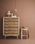 roze ruimte met houten kast en krukje Bregje-Nix-Concept-Styling-Interiorstyling