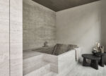 grijze marmeren badkamer met groot bad Bregje-Nix-Concept-Styling-Interiorstyling