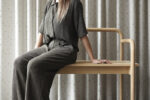 vrouw zit op houten bankje Bregje-Nix-Concept-Styling-Interiorstyling