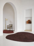 witte ruimte met bordeaux rode asymmetrische tapijt Bregje-Nix-Concept-Styling-Interiorstyling