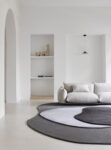 lichte woonkamer met verschillende vloerkleden Bregje-Nix-Concept-Styling-Interiorstyling