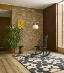 rechthoekig tapijt met zwart witte bloemen in een industriele kamer Bregje-Nix-Concept-Styling-Interiorstyling